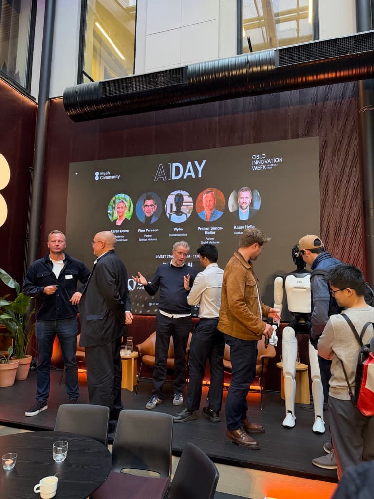 Scenen på AI Day under Oslo Innovation Week 2026, med panel og den humanoide roboten Wybe.