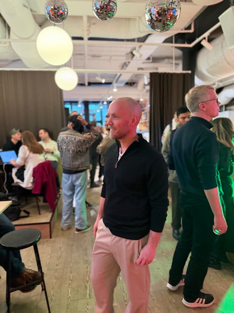 Marius fra Lillehval blant deltakerne på AI Day i Oslo.