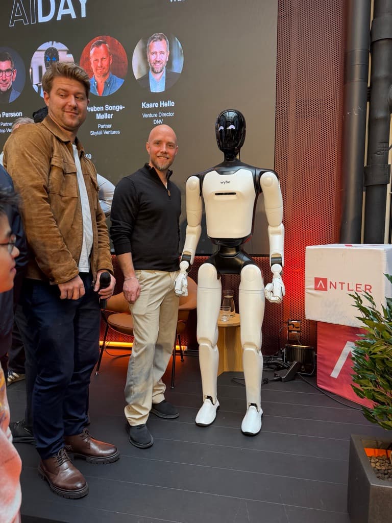 Marius fra Lillehval ved siden av den humanoide roboten Wybe på AI Day i Oslo.