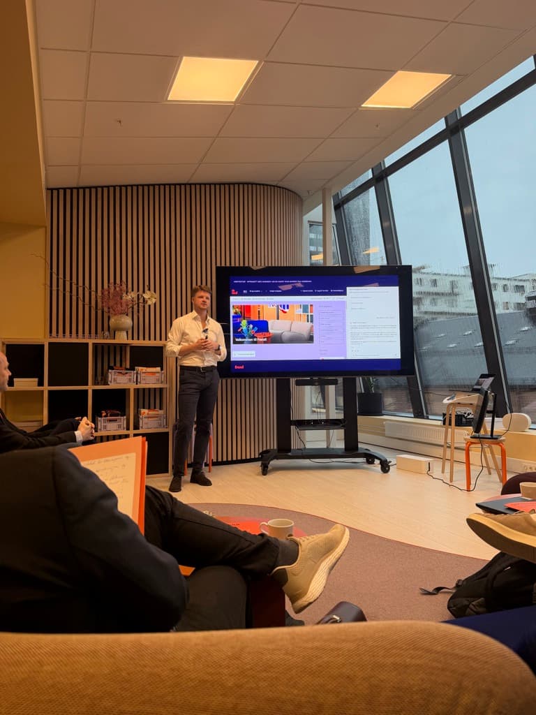 Demo av en AI-agent på intranettet under et AI-seminar i Oslo.