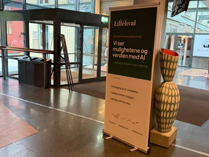 Lillehvals rollup i foajeen på Næringslivet.