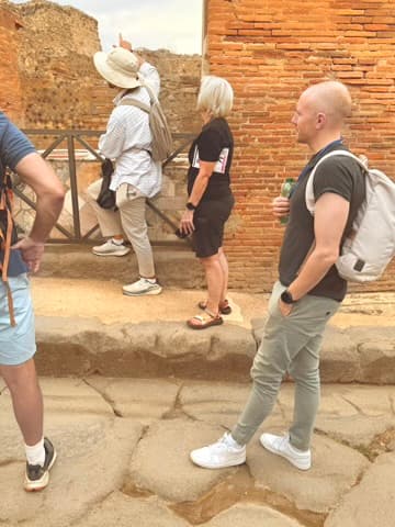 Marius blant ruinene i Pompeii.