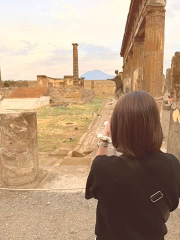 Kjæresten tar bilde av ruinene i Pompeii.