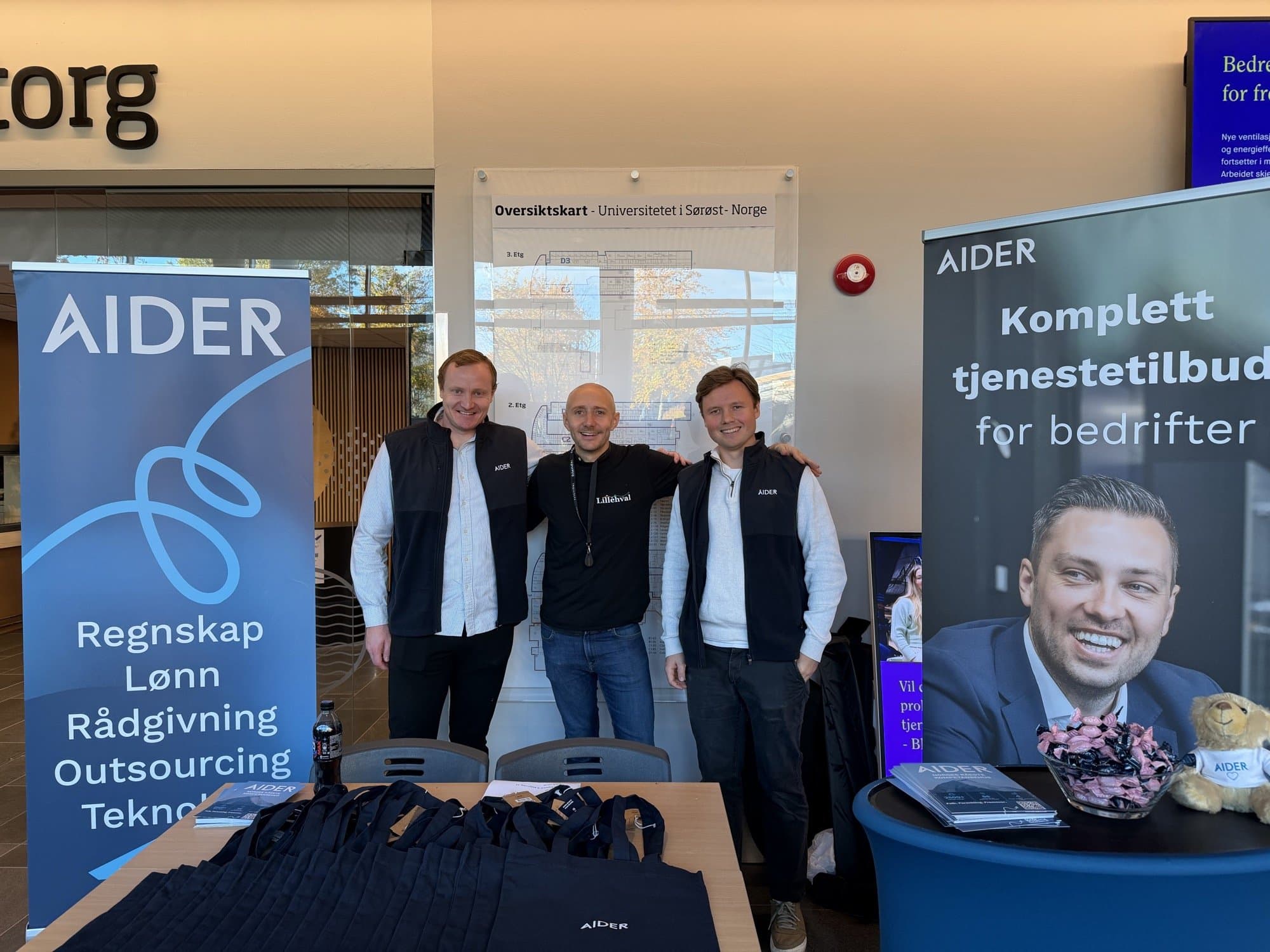 En fra Lillehval sammen med to fra AIDER ved deres stand på USN.