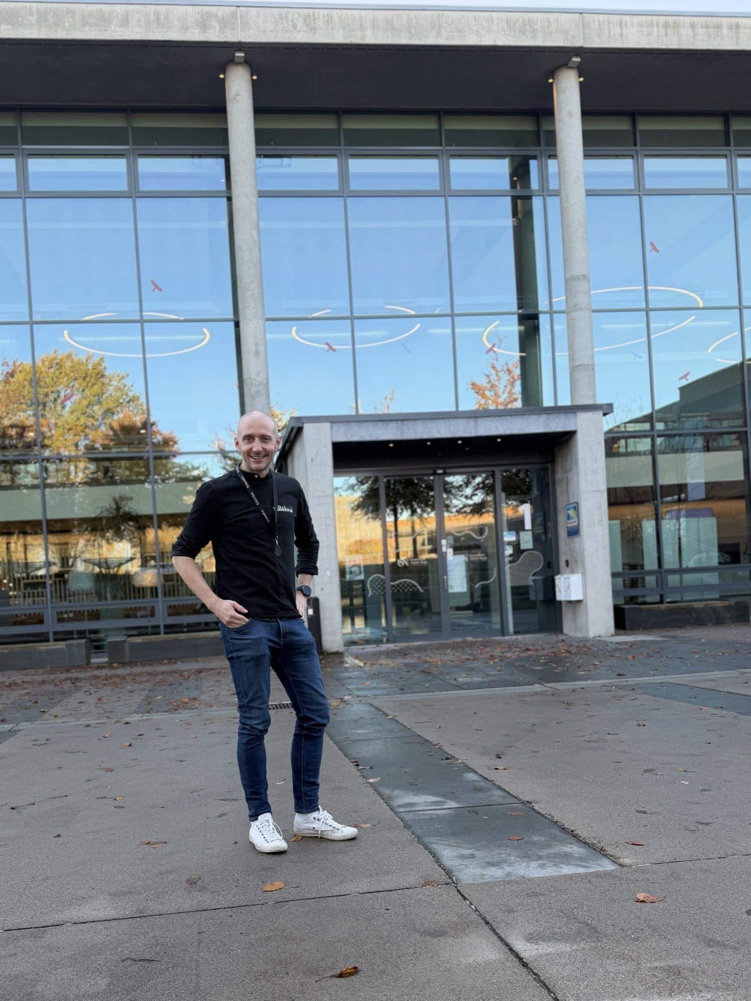 En fra Lillehval foran glassfasaden og inngangen til USN på Bakkenteigen.