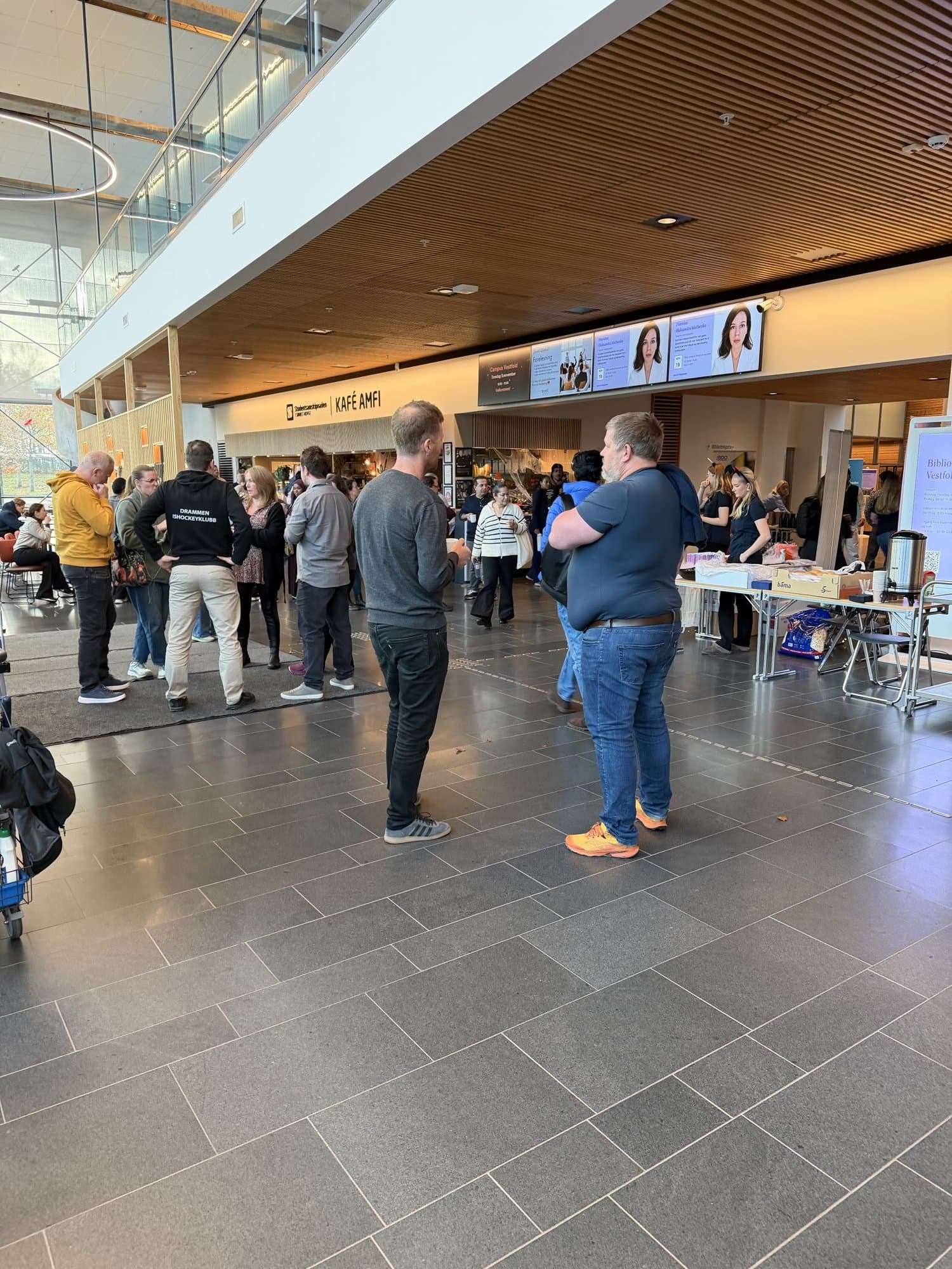 Studenter og bedrifter samlet i vestibylen ved Kafé Amfi på USN campus Vestfold.
