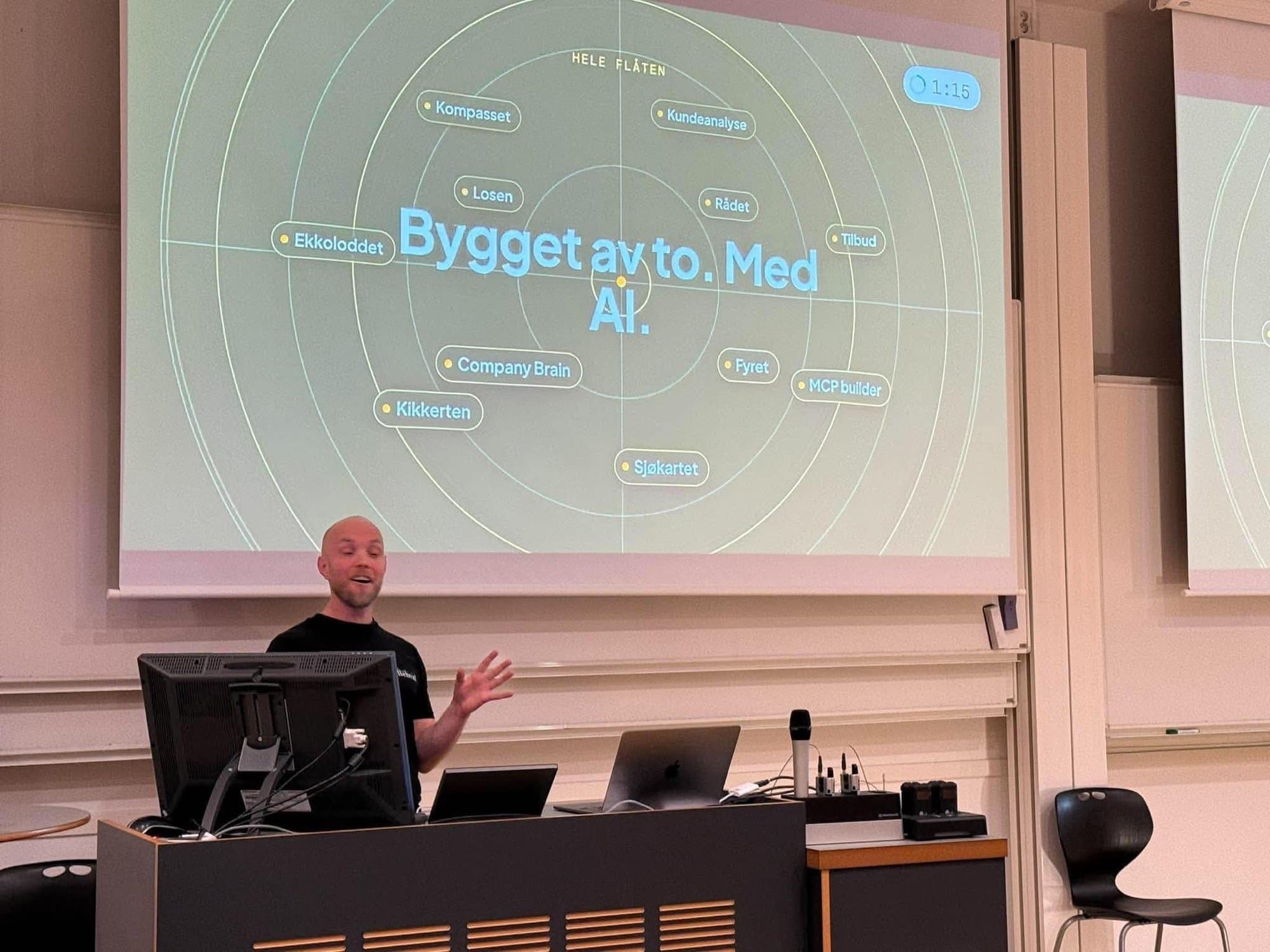 Bedriftspresentasjon med lysbildet «Bygget av to. Med AI.» og verktøyene Lillehval har laget.