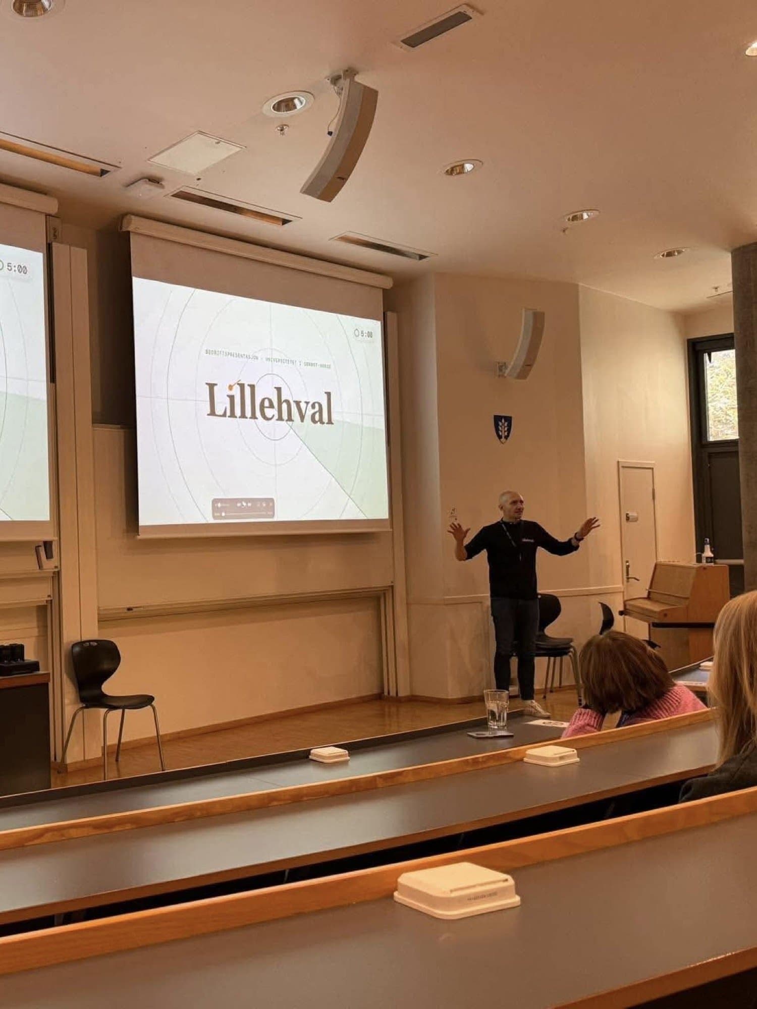 Bedriftspresentasjon i auditoriet på USN, med Lillehval-logoen på lerretet.