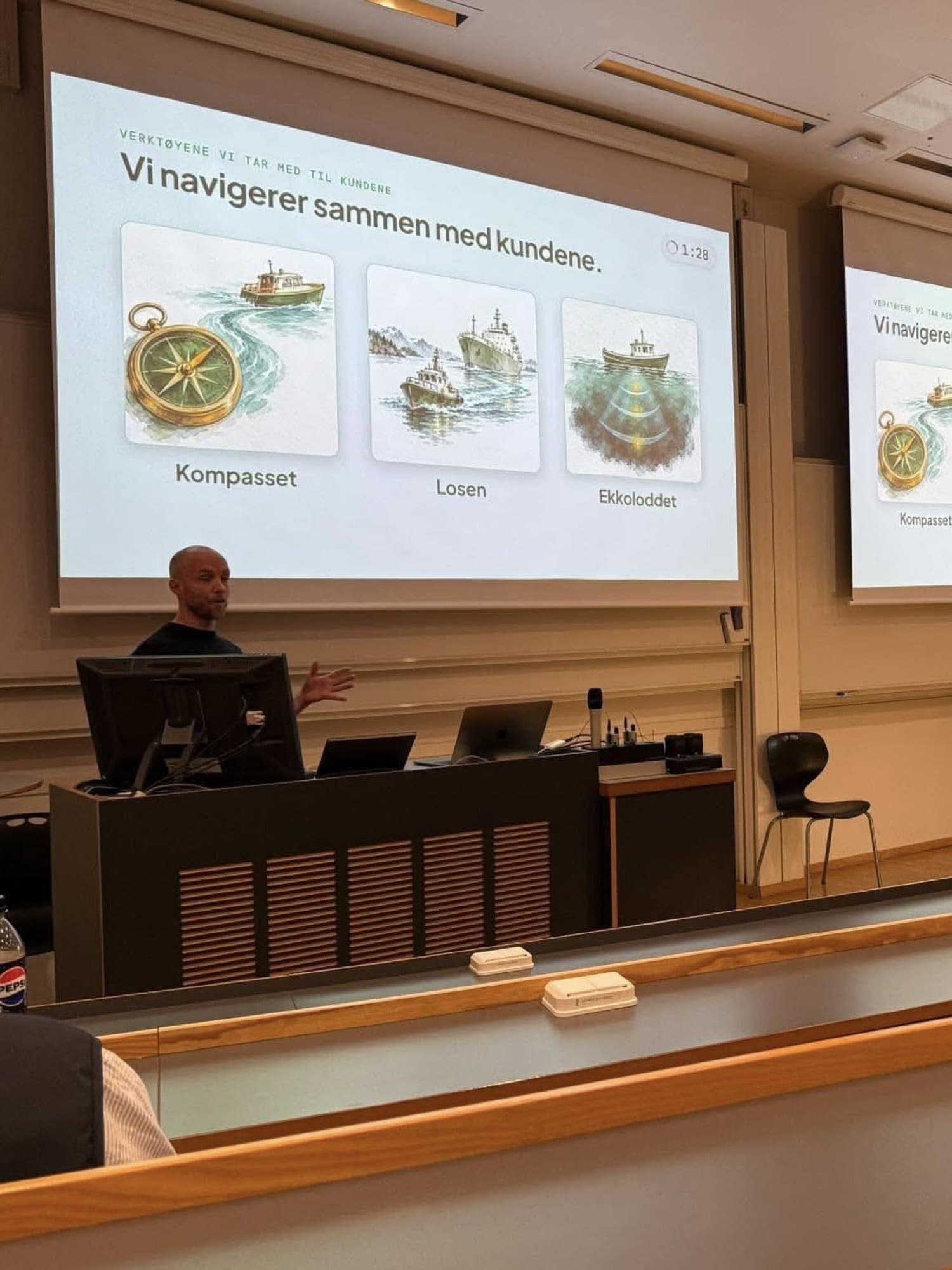 Bedriftspresentasjon med lysbildet «Vi navigerer sammen med kundene» og akvareller av Kompasset, Losen og Ekkoloddet.