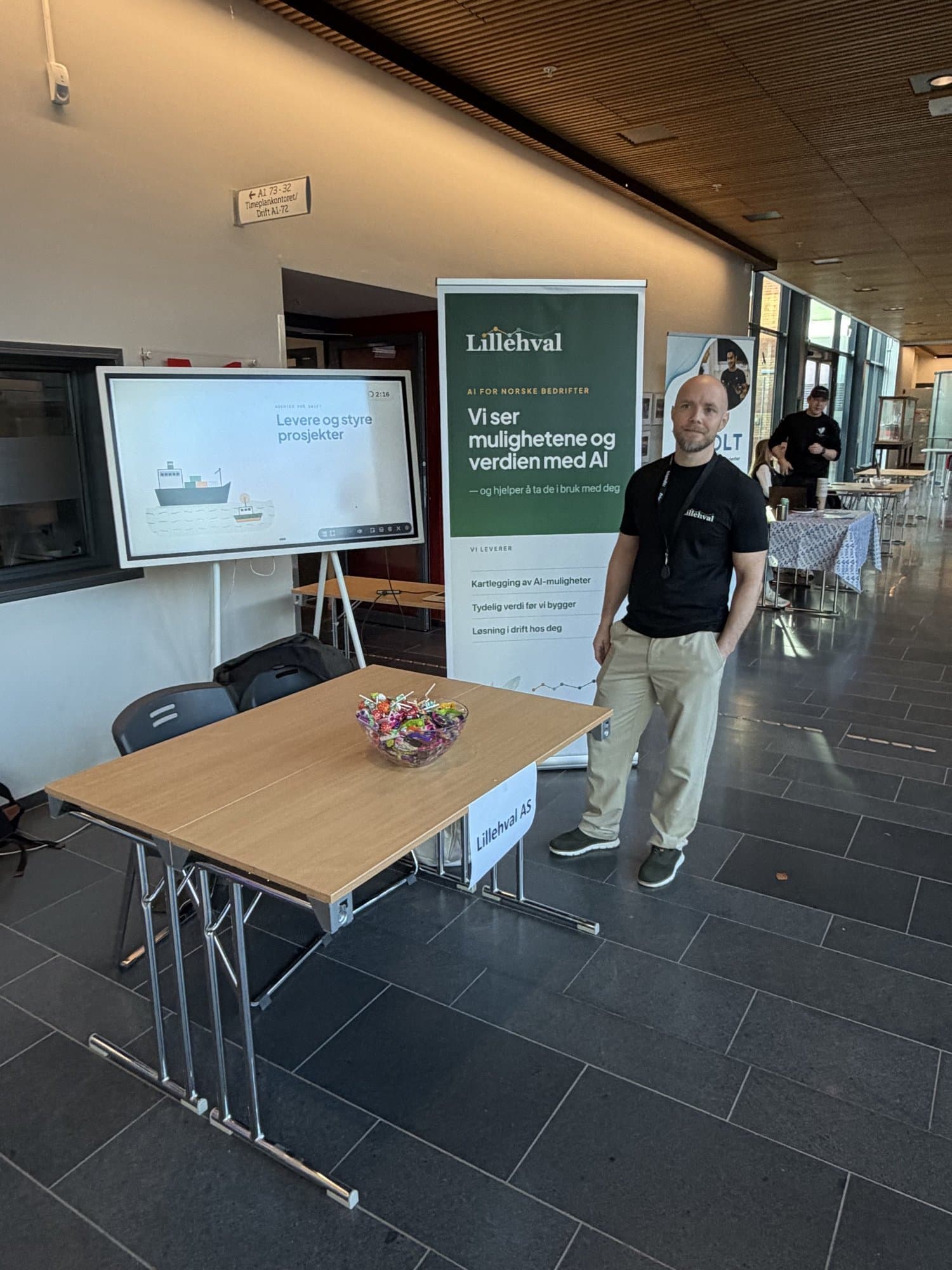 Lillehvals stand klar med roll-up, skjerm, bord og en skål med godteri.